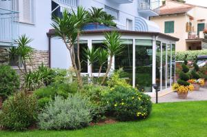 a garden in front of a building with plants at Hotel Riviera Blu in Tirrenia