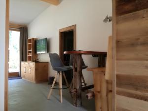 un ufficio con scrivania e sedia di Dobringers Chalet-Dorf Warös a Hermagor