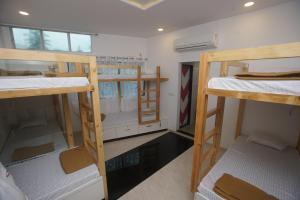 Palanda nebo palandy na pokoji v ubytování Mumbai Staytion Dorm- A Backpackers Hostel