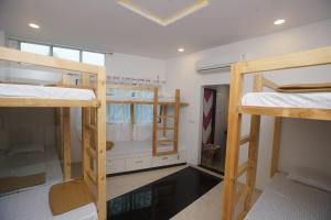 Palanda nebo palandy na pokoji v ubytování Mumbai Staytion Dorm- A Backpackers Hostel