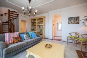 ein Wohnzimmer mit einem Sofa und einem Couchtisch in der Unterkunft LA PERLA DE LA BAHIA 912 in Casares