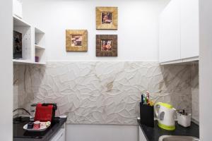 A kitchen or kitchenette at Apartment Near Trevi Fountain