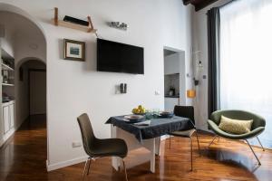 A television and/or entertainment centre at Apartment Near Trevi Fountain