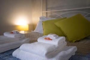 A bed or beds in a room at Apartment Near Trevi Fountain Még 15 kép