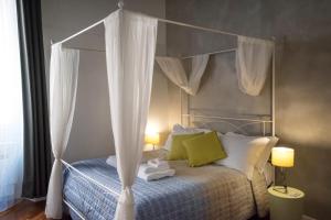 A bed or beds in a room at Apartment Near Trevi Fountain