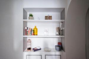 A kitchen or kitchenette at Apartment Near Trevi Fountain