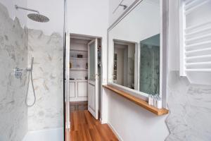 A bathroom at Apartment Near Trevi Fountain