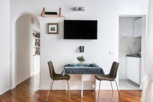A television and/or entertainment centre at Apartment Near Trevi Fountain