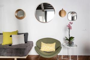 A seating area at Apartment Near Trevi Fountain