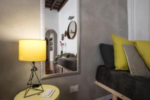 A seating area at Apartment Near Trevi Fountain
