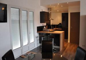 Η κουζίνα ή μικρή κουζίνα στο CotiLoft - Appartement Terrasse Climatisé au cœur de La Cotinière