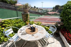 Tenis alebo squash v ubytovaní Costa Maresme Apartment alebo jeho okolí