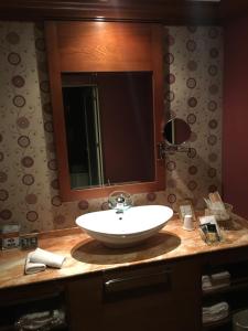 京都的住宿－Hotel Cuna Kyoto Love Hotel，浴室设有白色水槽和镜子