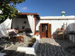 Casa con patio con puerta de madera en Casa Alegría, en Los Valles
