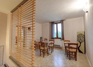 una sala da pranzo con tavolo e sedie di Agriturismo CAMPANELLA a Sossano