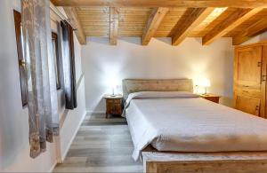 una camera con un grande letto e soffitti in legno di Agriturismo CAMPANELLA a Sossano