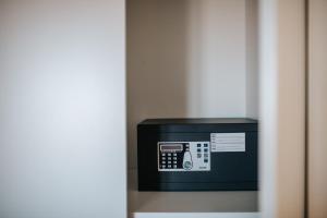 un horno microondas negro sentado en una habitación en Hotel Argentina, en Grado