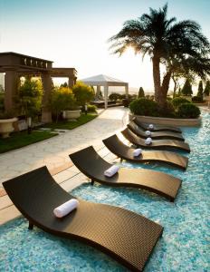 The swimming pool at or close to The Langham, Shenzhen