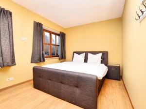 1 dormitorio con cama y ventana en Charming Holiday Home In Durbuy with Garden, en Verlaine