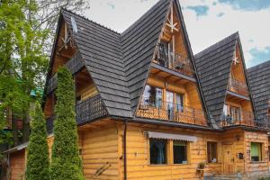 a log cabin with a gambrel roof at Willa Belmont in Zakopane