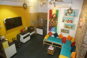 TV a/nebo společenská místnost v ubytování Mumbai Staytion Dorm- A Backpackers Hostel