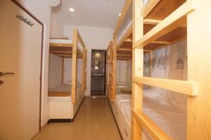 Palanda nebo palandy na pokoji v ubytování Mumbai Staytion Dorm- A Backpackers Hostel