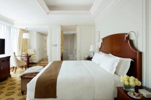 Ένα ή περισσότερα κρεβάτια σε δωμάτιο στο The Langham, Shenzhen