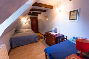 Postel nebo postele na pokoji v ubytování Chambres d'hôtes de la ferme apicole d'Espagnac Corrèze