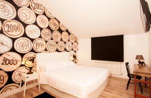 a bedroom with a large wall with plates on it at La Casita de la Planta in Quintanilla de Onésimo