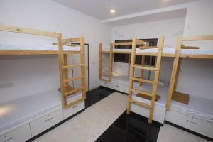 Palanda nebo palandy na pokoji v ubytování Mumbai Staytion Dorm- A Backpackers Hostel