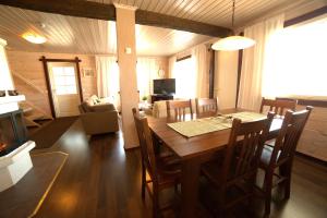 Nuorgam的住宿－Villa Nuorgam，用餐室以及带桌椅的起居室。