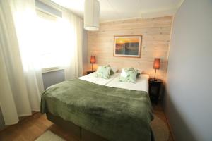 Un dormitorio con una cama grande con dos almohadas. en Villa Nuorgam, en Nuorgam