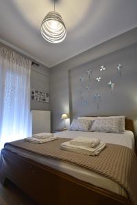 een slaapkamer met een bed met twee handdoeken erop bij Apartment Olympia - Irini Litochoro in Litóchoron