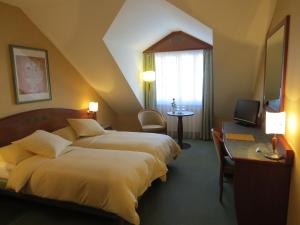 Postel nebo postele na pokoji v ubytování Hôtel du Port