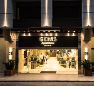 un negozio con un cartello che legge i generi di Gems Hotel a Beirut