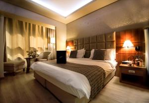 Letto o letti in una camera di Gems Hotel
