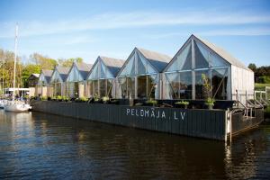 Peldmaja في بافيلوستا: مبنى على الماء بجانب نهر