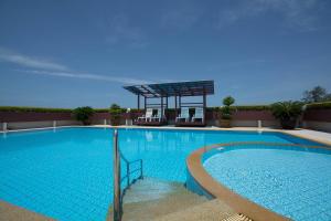 Bazén v ubytování Avatara Condo B24 by malai nebo v jeho okolí