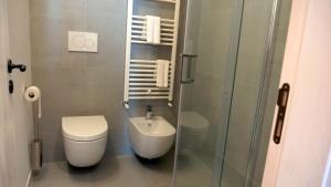 een badkamer met een toilet, een wastafel en een douche bij Cardìlle Apartment in Monopoli