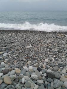 un gran grupo de rocas en una playa en Gonio Apsaros House en Gonio