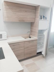 una cucina con lavandino e frigorifero di Bianco Mare Villa a Otranto