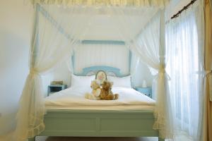 two teddy bears sitting on top of a bed at Waterfront Villas B&B in Hualien City