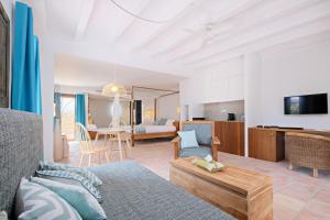 een woonkamer met een bank en een tafel bij La Masía de Formentera in Sant Francesc Xavier