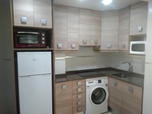 ポルト・サプラヤにあるApartamento en Port Saplayaのキッチン(洗濯機、電子レンジ付)