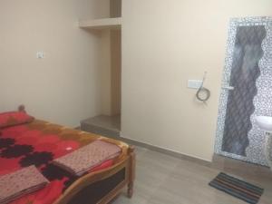 Zimmer mit einem Bett, einem Waschbecken und einem Spiegel in der Unterkunft Selvalakshmi Restaurant and Lodge in Tiruvannāmalai + 13 Fotos
