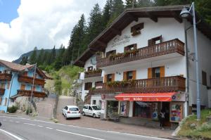 a large white building on the side of a street at Cèsa Soracrepa in Canazei
