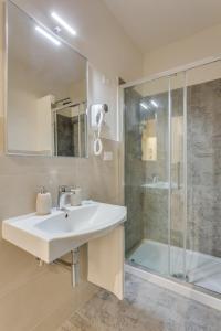 bagno con lavandino e doccia di Navona Charme Suite a Roma
