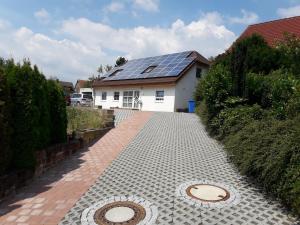 a driveway with a house with solar panels on it at Ferienwohnung Frühlingstraße in Mehlbach
