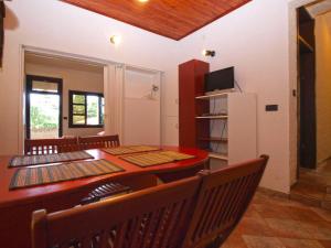 Televízia a/alebo spoločenská miestnosť v ubytovaní Apartments Nenad 1720