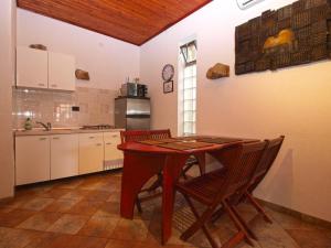 Kuchyňa alebo kuchynka v ubytovaní Apartments Nenad 1720